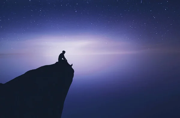 Hombre en la cima de un pico de montaña — Foto de Stock