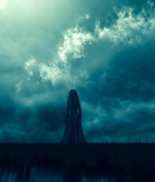 Donna fantasma o sposa fantasma in piedi da sola nel campo di erba di notte — Foto Stock