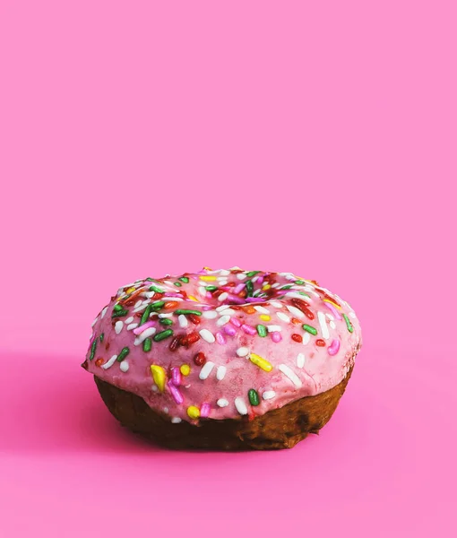 Donut colorido no fundo rosa, renderização 3d — Fotos gratuitas