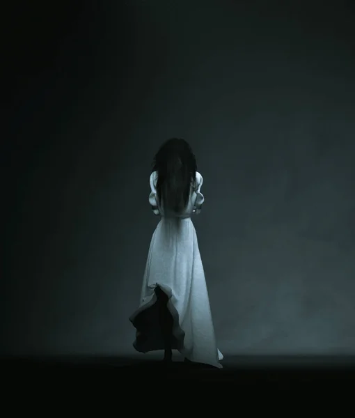 Γυναίκα φάντασμα στο σκοτάδι, 3d απόδοση — Φωτογραφία Αρχείου