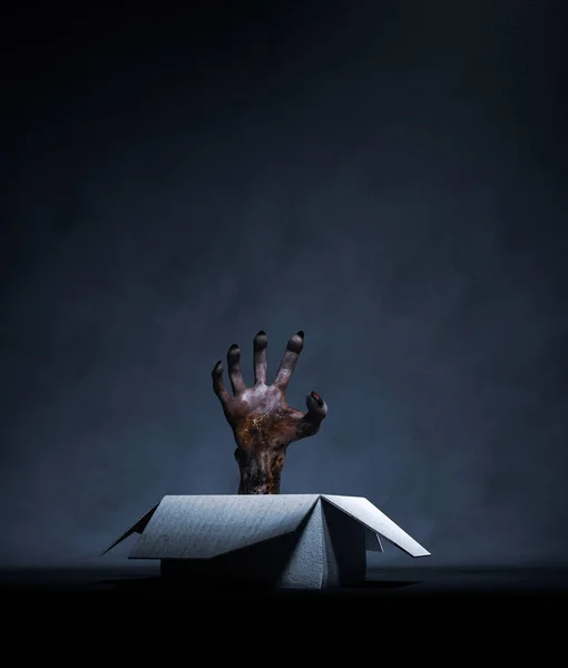 Monster hand in a open cardboard box, 3d rendering — стоковое фото