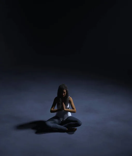 Meditación de la mujer en la oscuridad, representación 3d — Foto de Stock