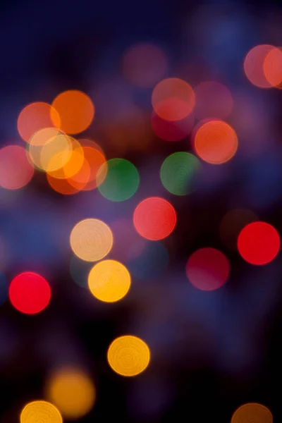 节日抽象艺术 圣诞树灯和装饰灯模糊了焦点背景 — 图库照片