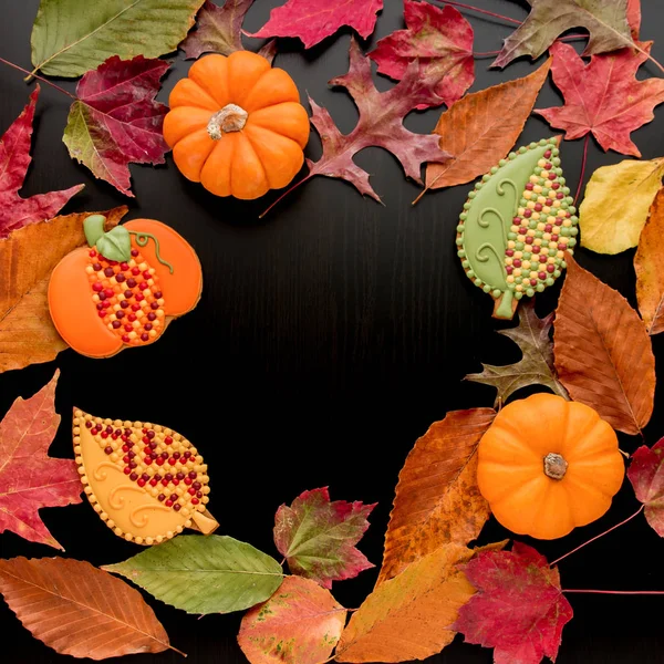 Herbstblätter Kürbisse Und Hausgemachte Plätzchen Auf Holztisch Mit Kopierraum — Stockfoto