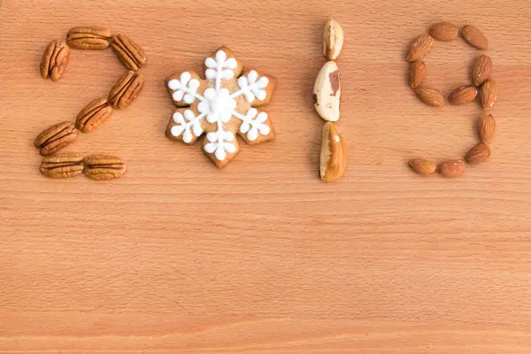 Gelukkig Nieuwjaar 2019 Gemaakt Van Noten Cookie Houten Snijplank — Stockfoto