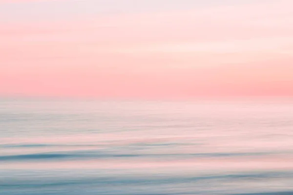 Bulanık gündoğumu gökyüzü ve okyanus doğa arka plan — Stok fotoğraf