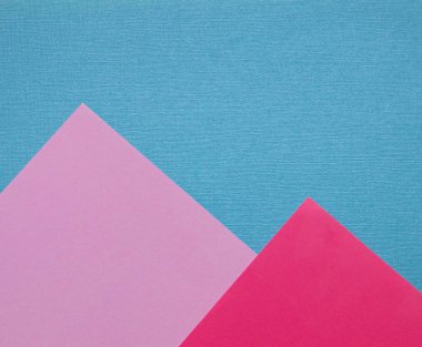 Gökyüzü ve dağlar ile arka plan olarak renkli dokulu kağıt