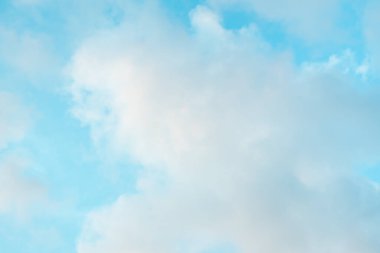 Mavi gökyüzünde beyaz bulut, doğal arkaplan.