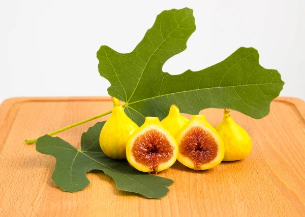 Figos Tigre Amarelo Com Folhas Tábua Corte Madeira Foco Seletivo — Fotografia de Stock