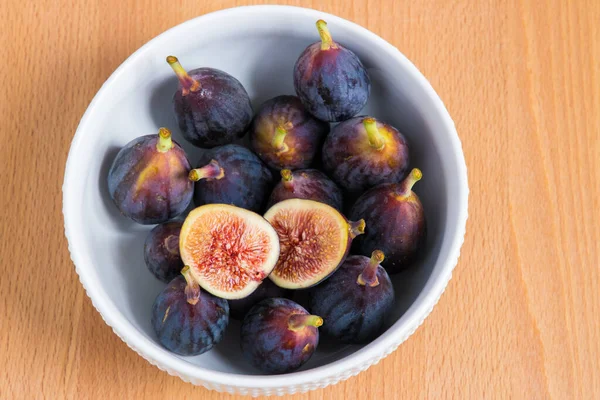 Figos Frutas Uma Tigela Fundo Madeira Vista Superior — Fotografia de Stock