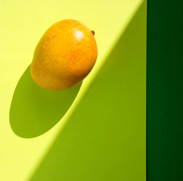 Mango Frukt Hårt Ljus Med Skuggor Gul Bakgrund Med Grön — Stockfoto