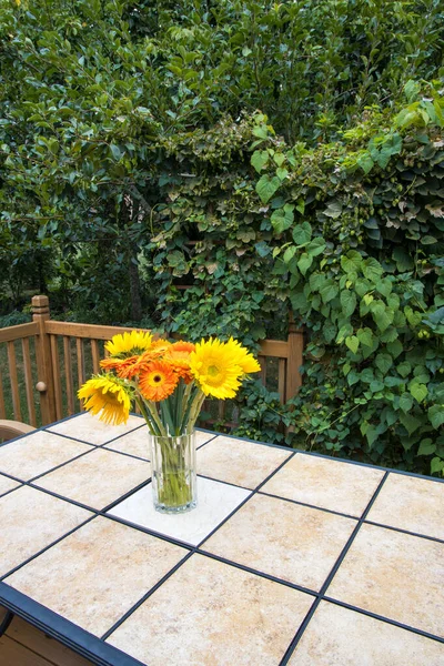 Vaso Com Girassóis Flores Gerbera Mesa Jardim — Fotografia de Stock