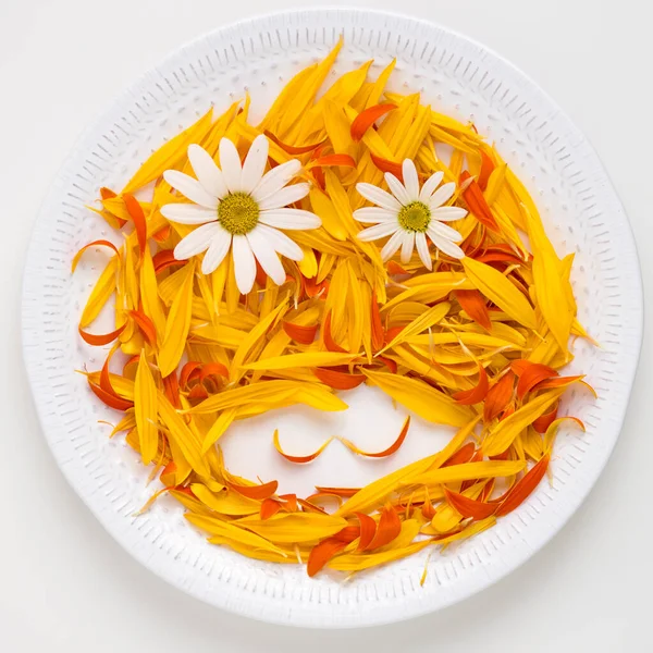 Funny Face Made Flowers Petals Plate — Stock Photo, Image