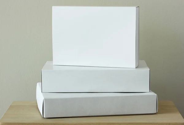 Stapel Witte Kartonnen Pakket Vak Mockup Houten Tafel — Stockfoto