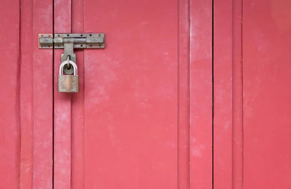 Red Wood Gate Lock Locked Wooden Doors — Stock Photo, Image