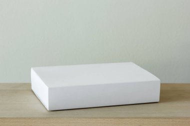 boş beyaz karton ambalajlama kutusu mockup ahşap tablo
