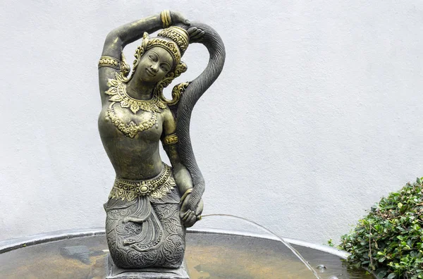 妇女雕塑与水流喷泉 雕像装饰在花园 传统泰式模式 — 图库照片
