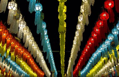 Tayland 'ın kuzeyindeki Loy Krathong festivalinde gece gökyüzünde renkli fenerler yanıyor.