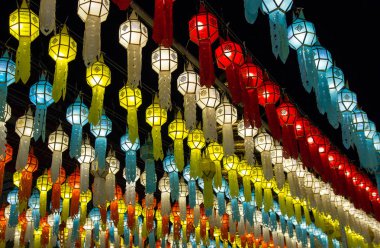 Tayland 'ın kuzeyindeki Loy Krathong festivalinde gece gökyüzünde renkli fenerler yanıyor.