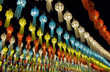 Tayland 'ın kuzeyindeki Loy Krathong festivalinde gece gökyüzünde renkli fenerler yanıyor.