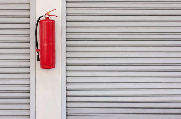 Πυροσβεστήρας Την Πόρτα Του Κλείστρου Στο Σπίτι — Φωτογραφία Αρχείου