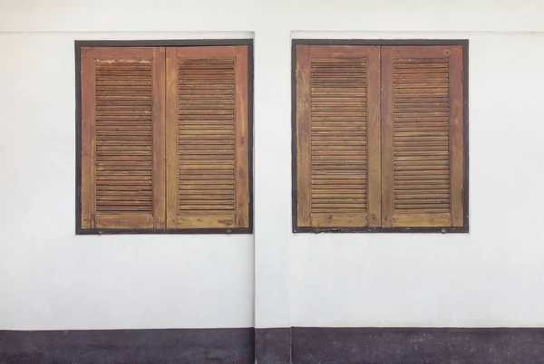 Два Деревянных Окна Бетонной Стене — стоковое фото