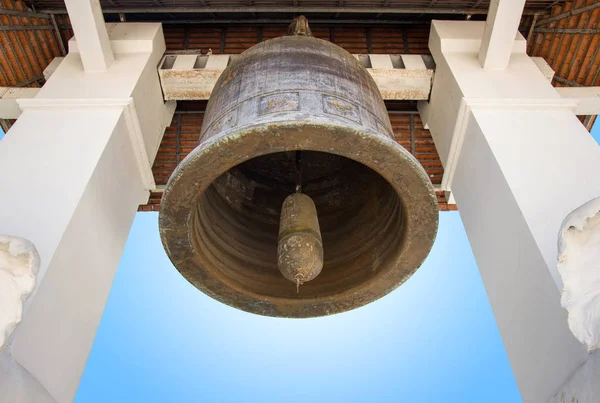 Antigua campana de iglesia con cielo azul en el templo de lamphun, thailand —  Fotos de Stock