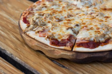 jambon ve mantar pizza