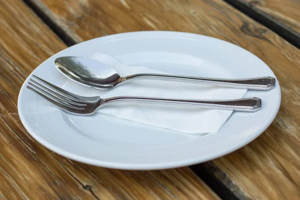 叉子和勺子木桌上的白板 — 图库照片