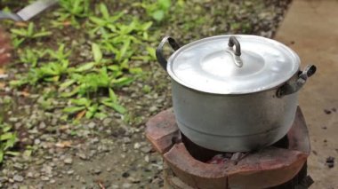 Tay geleneksel kömür yakma eski soba, Tay geleneksel pişirme, Tayland lifestyle üzerinde yemek yemek.