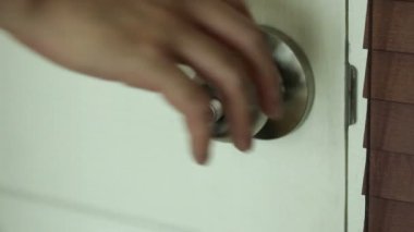 Erkekler el kapıyı açar