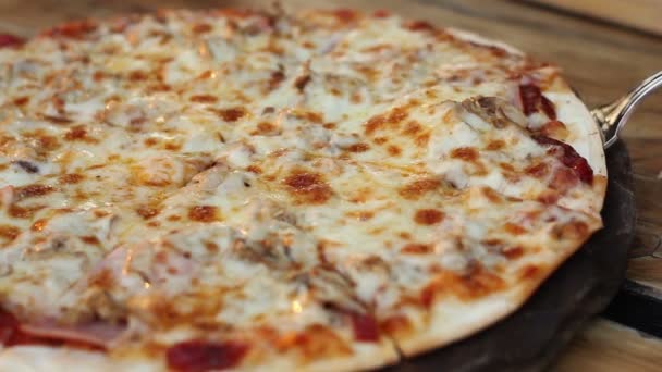 gros plan en prenant une tranche de pizza maison avec du fromage à tartiner 
