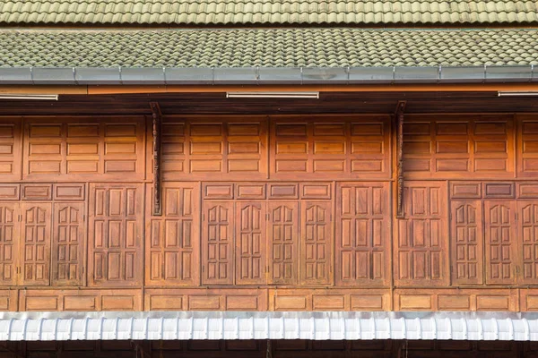 Вид Спереди Деревянного Окна Черепицей Фасад Деревянного Дома — стоковое фото