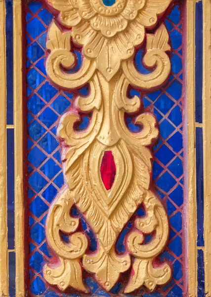 Patrón de flor de oro tallado en el diseño de estuco de la pared nativa, T —  Fotos de Stock