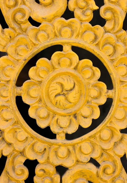 Patrón de flor tallada sobre fondo de madera. Tradicional tailandés st —  Fotos de Stock