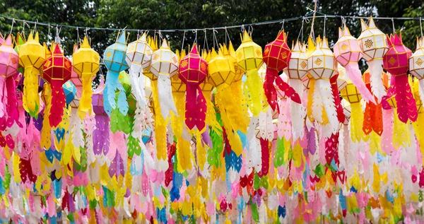 Färgglada hängande lyktor belysning i Loy Krathong Festival på n — Stockfoto