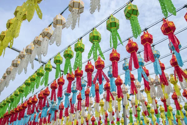 Färgglada hängande lyktor belysning i loy krathong festival — Stockfoto