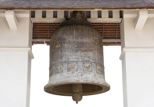 Vieille cloche d'église isolée sur blanc dans le temple de lamphun — Photo