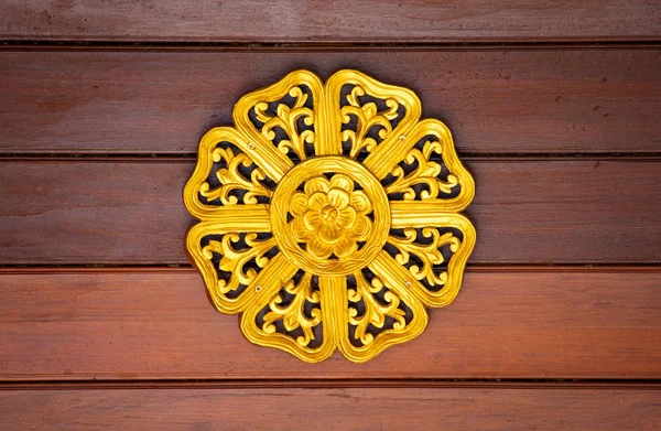 Vzor zlaté květiny vytesané na dřevo k dekoraci — Stock fotografie