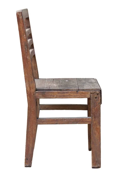 Старый деревянный стул изолирован на белом с вырезкой пути — стоковое фото
