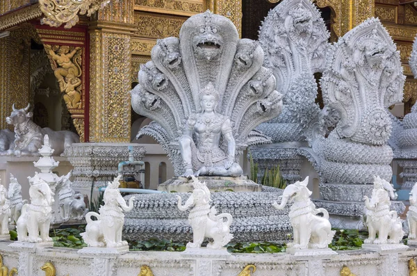 Ангел статуя скульптуры тайский стиль для украшения в храме i — стоковое фото