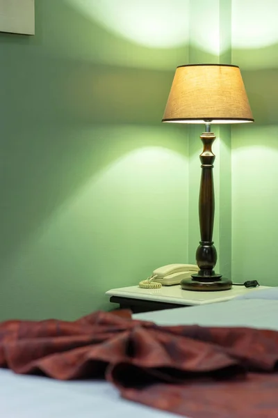 Wnętrze sypialni z lampą stołową — Zdjęcie stockowe