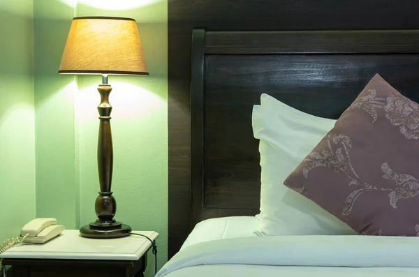 Wnętrze sypialni z poduszki i tabela lampy — Zdjęcie stockowe
