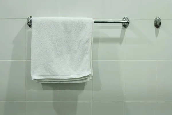 Toalla de baño blanca colgando en el baño —  Fotos de Stock