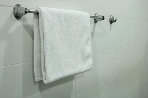 Asciugamano da bagno bianco appeso al bagno — Foto Stock