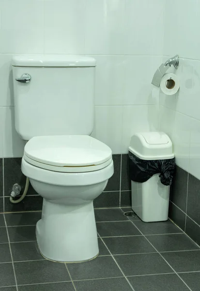 Toiletpot in het badkamerinterieur — Stockfoto