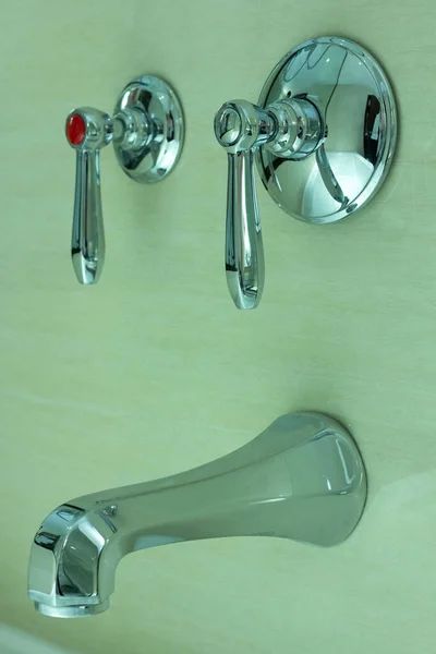 浴室里的现代铬水龙头 — 图库照片