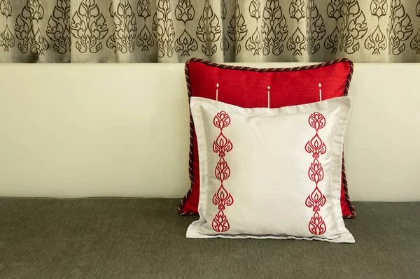 Ancien Style Deux Oreillers Tissu Sur Canapé — Photo