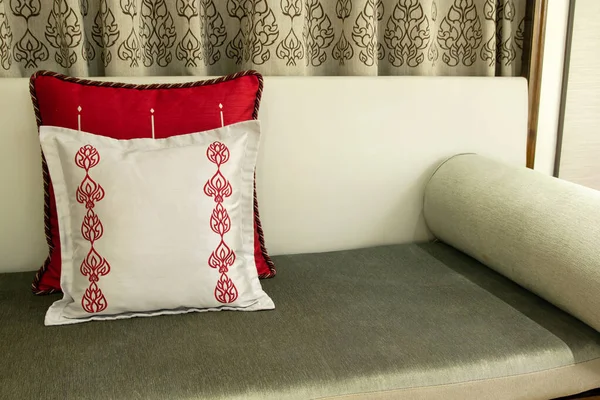 Antiker Stil Von Zwei Stoffkissen Auf Dem Sofa — Stockfoto
