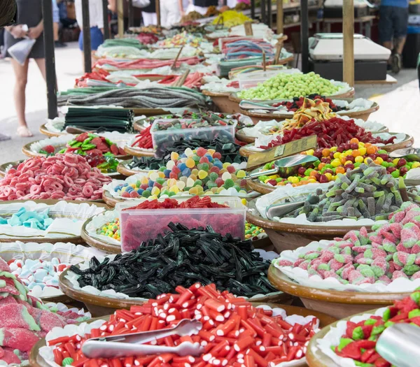 Bir sokak pazarında renkli şeker